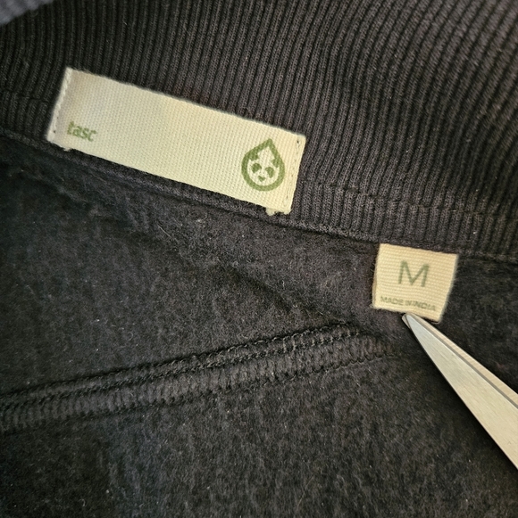 Tasc Performance Legendary Fleece Vest Black Size Medium Hiking Outdoor Active - Picture 3 of 12